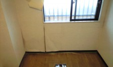 結露により、カビと剥がれが起きてしまった為、クロスを張り替える事に