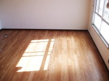 クロスの張り替えと床の貼り替えで、中古住宅も見違えるほど綺麗に
